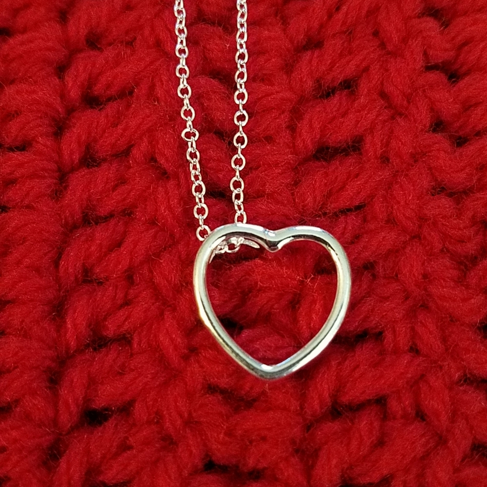 Pretty silver heart necklace new